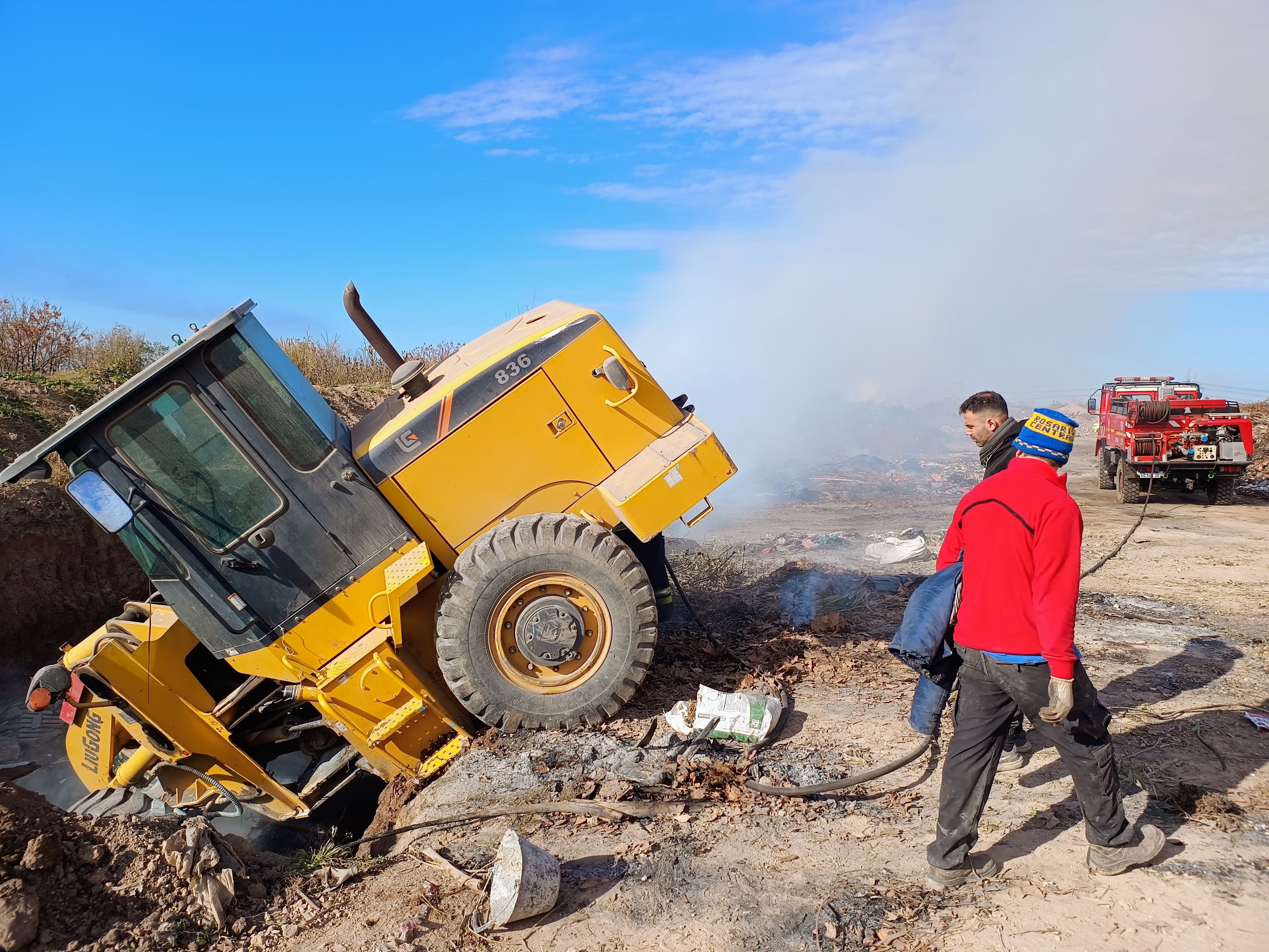 Solo un susto: se incendió una maquinaria en la cava municipal de Funes